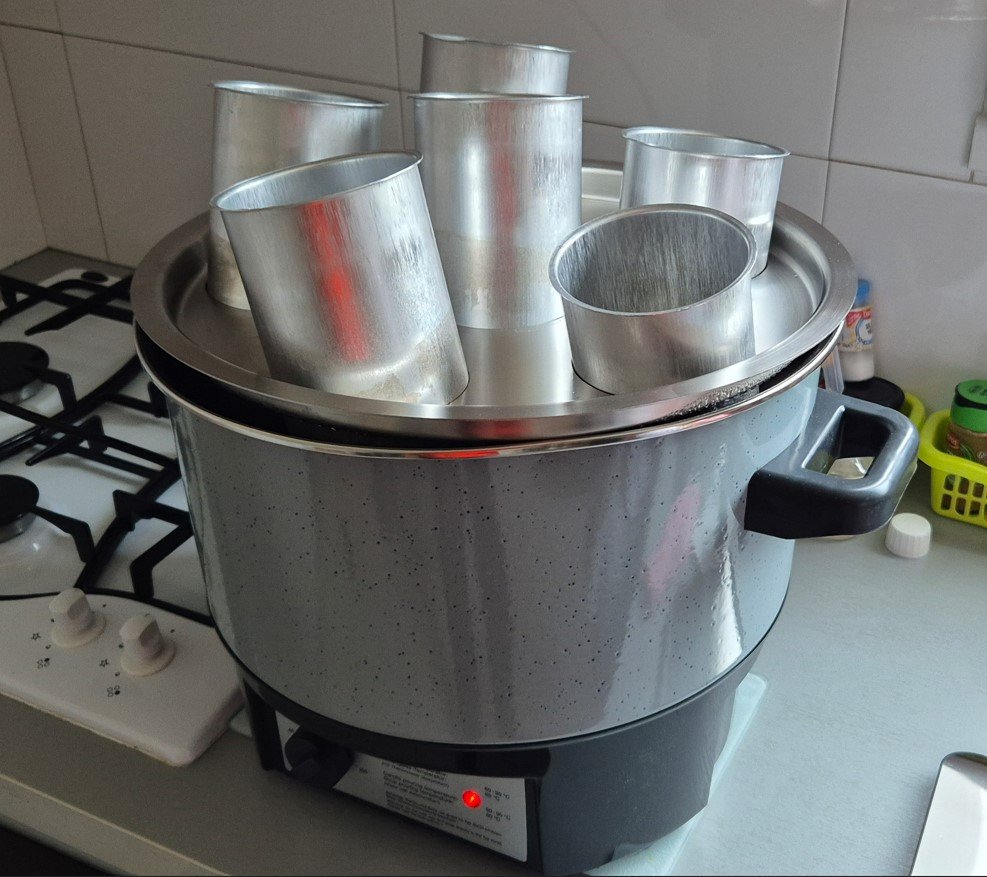 Fonte de la cire pour la création de bougie